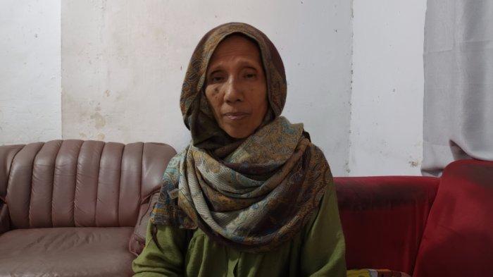 Meiliza (55) saat menceritakan peristiwa penjambretan dialaminya di Jalan Kayu Manis I Lama, Palmeriam, Matraman, Jakarta Timur, Senin (31/7/2023).