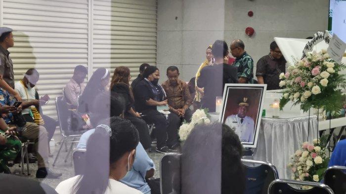 Menteri Investasi, Bahlil Lahadalia melayat jenazah mantan Gubernur Papua, Lukas Enembe yang masih disemayamkan di Rumah Duka Sentosa, RSPAD, Jakarta Pusat, Rabu (27/12/2023) sore. (1)