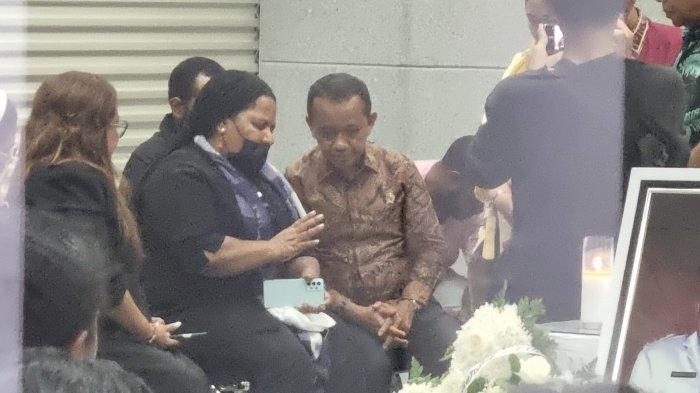 Menteri Investasi, Bahlil Lahadalia saat melayat jenazah mantan Gubernur Papua, Lukas Enembe yang masih disemayamkan di Rumah Duka Sentosa, RSPAD, Jakarta Pusat, Rabu (27/12/2023) sore. Ia pun sempat menguatkan istri Lukas Enembe untuk tetap tegar melanjutkan kehidupannya.