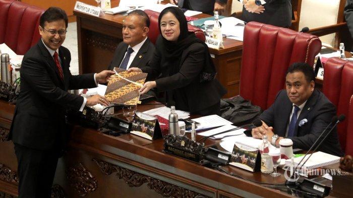 Menteri Kesehatan, Budi Gunadi Sadikin menyerahkan naskah pandangan akhir Pemerintah kepada Ketua DPR RI, Puan Maharani dalam sidang Rapat Paripurna DPR RI ke-29 Masa Sidang V Tahun 2022-2023 di Kompleks Parlemen, Senayan, Jakarta, Selasa (11/7/2023). Dalam Rapat Paripurna tersebut, Pimpinan dan Anggota DPR RI mengesahkan Omnibus Law Rancangan Undang-Undang (RUU) tentang Kesehatan menjadi Undang-Undang (UU).