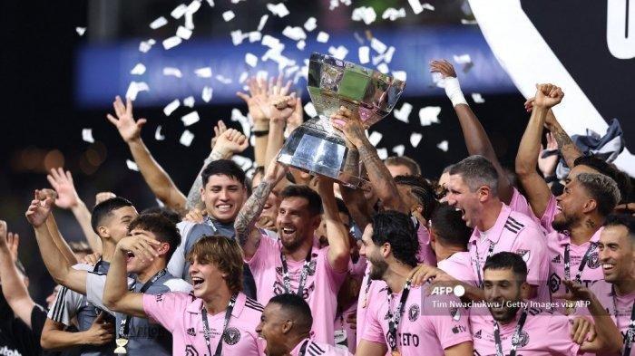 Lionel Messi #10 dari Inter Miami mengangkat trofi bersama rekan satu timnya setelah mengalahkan Nashville SC untuk memenangkan pertandingan final Piala Liga 2023 antara Inter Miami CF dan Nashville SC di GEODIS Park pada 19 Agustus 2023 di Nashville , Tennessee.