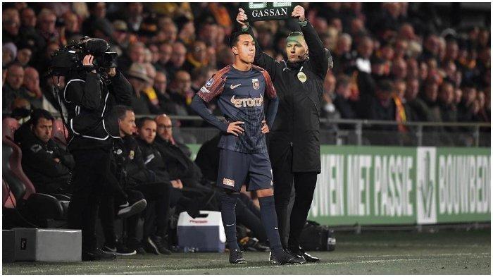 Pemain keturunan asal Depok, Miliano Jonathans (kanan), saat memperkuat Vitesse dalam pertandingan Eredivise Belanda.