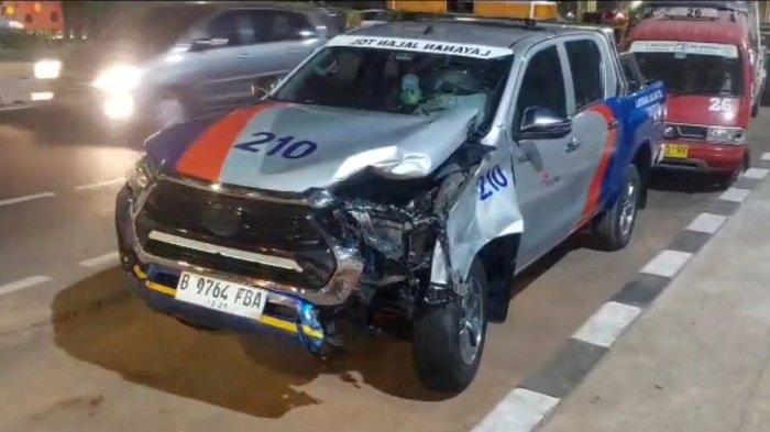 Mobil layanan jalan tol alami kerusakan usai dibawa kabur seorang wanita, JK (33) dan mengalami kecelakaan di Jalan Jenderal Ahmad Yani, Jakarta Timur, Minggu (23/7/2023). 