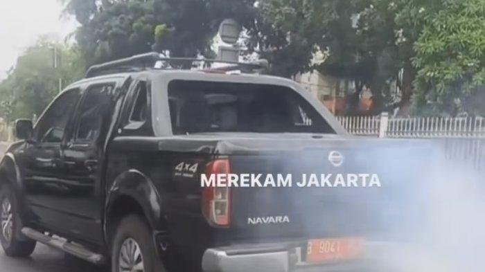Mobil pelat merah mengeluarkan asap tebal dari knalpotnya di kawasan Mampang Prapatan, Jakarta Selatan, viral di media sosial.
