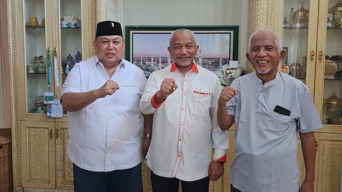 Mochtar Mohamad (kiri) bersama Presiden PKS Ahmad Syaikhu (tengah) saat melakukan pertemuan di Jakarta, Selasa (29/4/2024).