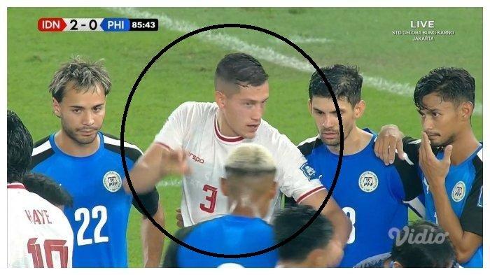 Momen Jay Idzes mengkoordinir pemain untuk membuat dinding akibat insiden tubrukan kiper Timnas Indonesia, Ernando Ari, dengan bek Filipina Adrian Ugelvik yang terjadi di Stadion Utama Gelora Bung Karno, Selasa (11/6/2024).