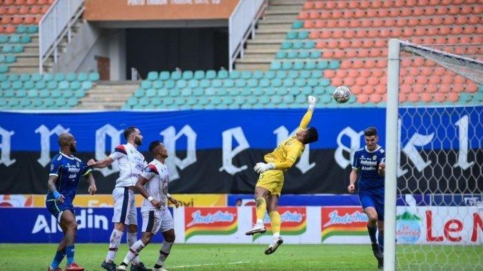 Momen terciptanya gol Marc Klok dalam pertandingan Persib Bandung vs Arema FC pada pekan ke-26 Liga 1 2022-2023 di Stadion Pakansari, Bogor, Kamis (23/2/2023). Kedua tim akan bertemu di pekan kedua Liga 1 2023-2024, Jumat (7/7/2023) malam.