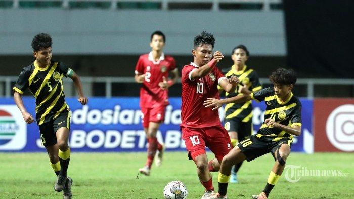 Pesepak bola Timnas U-17 Indonesia, Muhammad Nabil Asyura (kedua kanan) berebut bola di Stadion Pakansari, Cibinong, Minggu (9/10/2022).