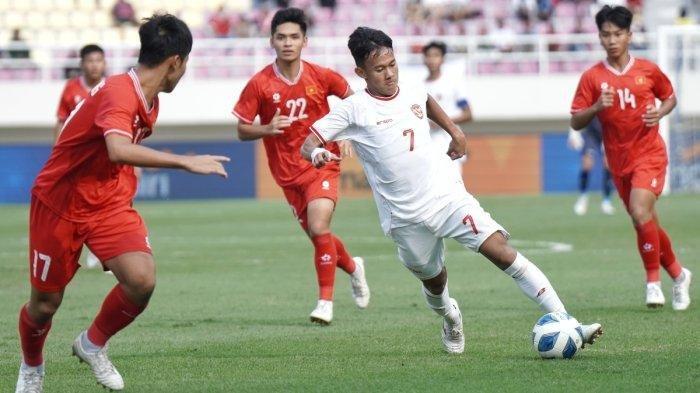Pesepak bola Timnas Indonesia, Muhammad Zahaby Gholy (tengah) menggiring bola dalam pertandingan Timnas Indonesia vs Vietnam pada ajang ASEAN U-16 (Piala AFF) Boys Championship 2024 di Stadion Manahan, Solo, Rabu (3/7/2024) sore.