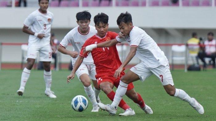 Pesepak bola Timnas Indonesia, Muhammad Zahaby Gholy (kanan) dan Lucas Raphael Lee (kiri) mengadang pesepak bola Vietnam dalam pertandingan Timnas Indonesia vs Vietnam pada ajang ASEAN U-16 (Piala AFF) Boys Championship 2024 di Stadion Manahan, Solo, Rabu (3/7/2024) sore.