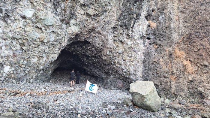 Mulut Gua Jomblo di kawasan Pualau Kunti, Geopark Ciletuh, Pelabuhanratu, Sukabumi.