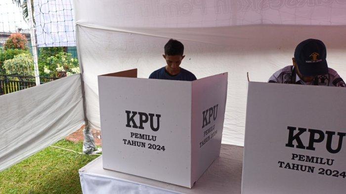 Narapidana Lapas Kelas I Cipinang saat menggunakan hak pilihnya pada Pemilu 2024 di TPS khusus, Jatinegara, Jakarta Timur, Rabu (14/2/2024).