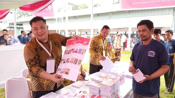 Narapidana Lapas Kelas I Cipinang saat menggunakan hak pilihnya pada Pemilu 2024 di TPS khusus, Jatinegara, Jakarta Timur, Rabu (14/2/2024).