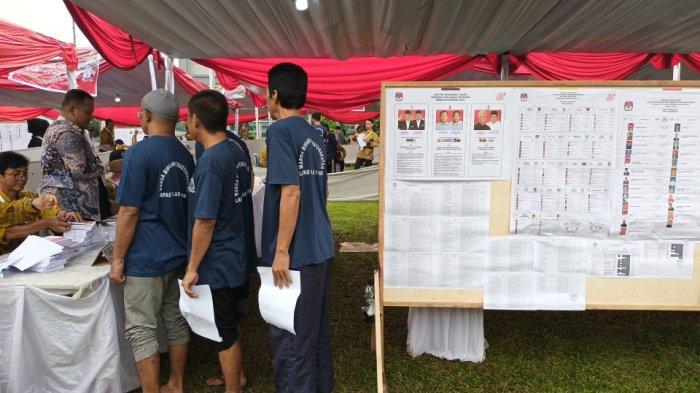 Narapidana Lapas Kelas I Cipinang saat menggunakan hak pilihnya pada Pemilu 2024 di TPS khusus, Jatinegara, Jakarta Timur, Rabu (14/2/2024).