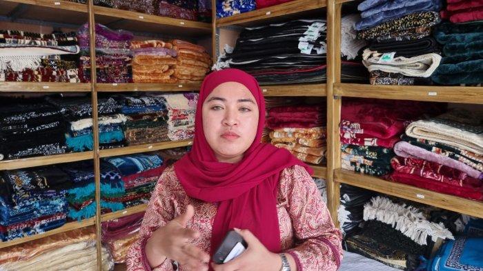 Neila, pegawai toko oleh-oleh khas haji 786 di Pasar Tanah Abang, Jakarta Pusat.