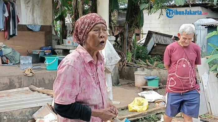 Nenek Irah (74), Lansia warga Cipinang Besar Selatan yang sudah 30 tahun tinggal di TPU Kebon Nanas, Jatinegara, Jakarta Timur, Senin (30/6/2025).