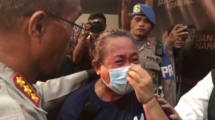 Neneng Komala Dewi, ibu perekam anak dan pacar berhubungan intim di Mapolres Jakarta Timur.