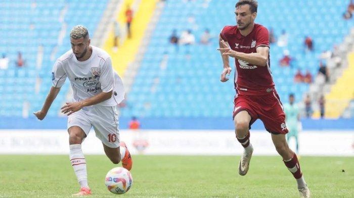 Nermin Haljeta (PSM Makassar) dan Karim Rossi (Persis Solo) saat mengejar bola di Liga 1 2024/2025, Sabtu (10/8/2024) sore WIB.