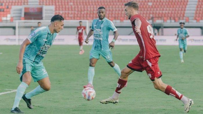Akai penyerang PSM Makassar, Nermin Haljeta berusaha melewati bek PSBS Biak, Jaimerson Xavier. Potret pertandingan pekan ke-2 Liga 1 2024/2025 antara PSBS Biak vs PSM Makassar di Stadion Kapten I Wayan Dipta, Bali, Jumat (16/8/2024).