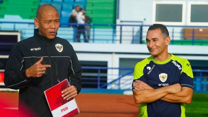 TIMNAS INDONESIA - Pelatih Timnas Indonesia U-17, Nova Arianto (kiri) dan Asisten Pelatih Timnas Indonesia Gerald Vanenburg (kanan), dalam pemusatan latihan (TC) di Bandung.
