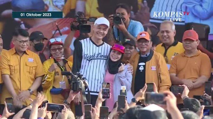 Ketum Hanura Oesman Sapta Odang (OSO) memamerkan bakal capres Ganjar Pranowo bersama istrinya, Siti Atiqoh.