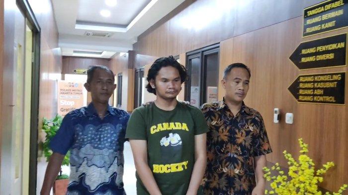 Oknum driver Ojol berinisial MR (baju hijau) saat diamankan penyidik Unit PPA Satreskrim Polres Metro Jakarta Timur, Jumat (16/2/2024)