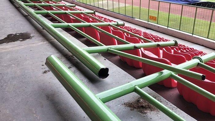 PAGAR RUSAK - Pagar Stadion Patriot Candrabhaga Kota rusak pasca laga Persija Jakarta vs Persib Bandung, pengelola menginventarisir ada puluhan kursi yang juga rusak akibat ulah suporter pada laga yang berlangsung Minggu (16/2/2025).