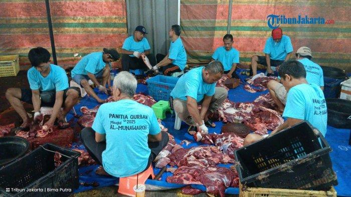 PANITIA KURBAN - Panitia Kurban Masjid Al-Munawaroh di Pasar Induk Kramat Jati saat proses pemotongan daging yang hendak dibagikan, Kramat Jati, Jakarta Timur, Sabtu (7/6/2025). TRIBUNJAKARTA.COM/BIMA PUTRA