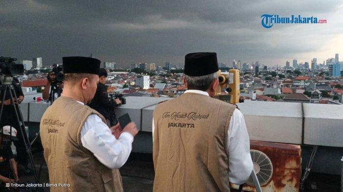 PANTAU HILAL - Pemantauan hilal penentuan awal puasa Ramadan 1446 Hijriah di rooftop Kanwil Kementerian Agama DKI Jakarta, Jatinegara, Jakarta Timur, Jumat (28/2/2025).