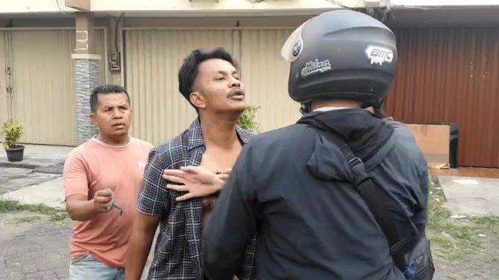 Polisi dari Resmob Polres Metro Bekasi Kota dan Unit Reskrim Polsek Rawalumbu mendatangi ruko Plaza Bekasi Jaya, Jalan Ir Juanda, Bekasi Timur, lokasi kejadian jurnalis diintimidasi saat meliput, Senin (28/4/2025).