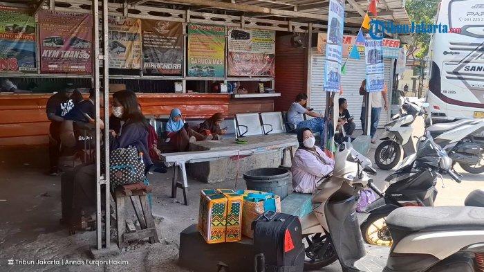 PEMUDIK TERUS BERDATANGAN - Para pemudik sedang menunggu kedatangan bus di Terminal Lebak Bulus, Kebayoran Lama, Jakarta Selatan, Minggu (30/3/2025).