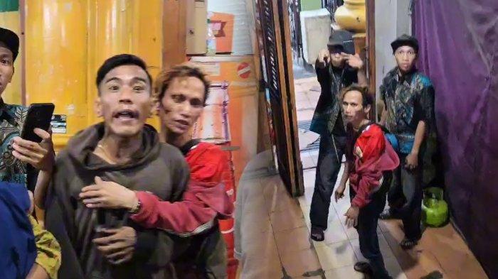 PENGAMEN GERUDUK WARUNG - Tangkapan layar video viral pengamen berbuat onar di warung Bakso Pojok Sari, Koja, Jakarta Utara. Pemilik dan pelanggan resah dengan banyaknya pengamen yang berdatangan meski sudah ada tulisan larangan.
