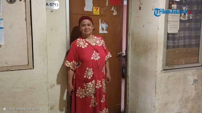 Warga Rusun Jatinegara Barat, Sri Suryanti (54) saat memberi keterangan di Jatinegara, Jakarta Timur, Sabtu (15/2/2025).
