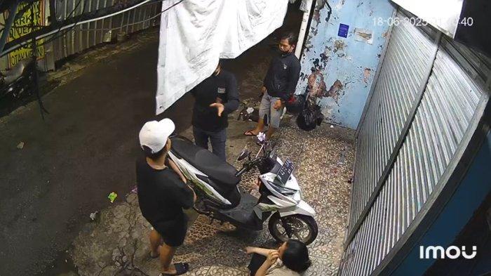 PENIPU NGAKU POLISI - Rekaman CCTV saat penipu yang mengaku anggota polisi di Jakarta Barat berusaha mengambil motor korban karena tak dilengkapi BPKB. 