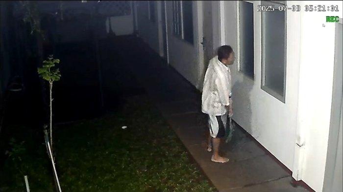 PENJAGA KOST - Momen penjaga kost mondar-mandir di depan kamar diplomat muda Kementerian Luar Negeri (Kemlu) Arya Daru Pangayunan (39) terekam CCTV./Istimewa