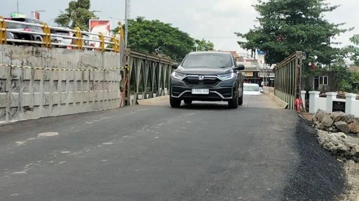 PERBAIKAN SEMENTARA  - Penampakan jembatan sementara Kemang Pratama Bekasi usai amblas saat banjir dahsyat pada Selasa (4/3/2025). Jembatan Kemang Pratama sudah dapat dilintasi kendaraan setelah perbaikan sementara rampung Senin (17/3/2025).
