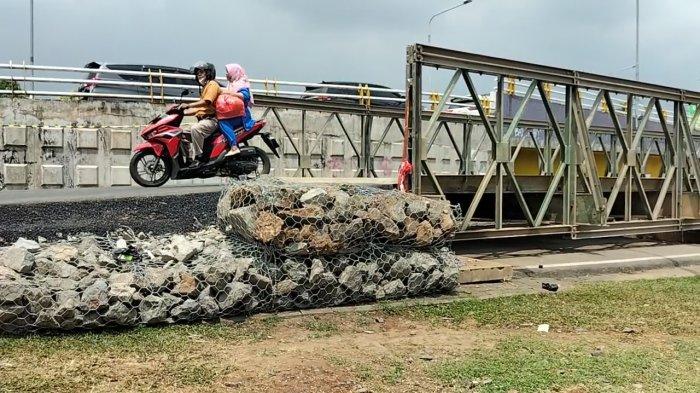 PERBAIKAN SEMENTARA  - Penampakan jembatan sementara Kemang Pratama Bekasi usai amblas saat banjir dahsyat pada Selasa (4/3/2025). Jembatan Kemang Pratama sudah dapat dilintasi kendaraan setelah perbaikan sementara rampung Senin (17/3/2025).