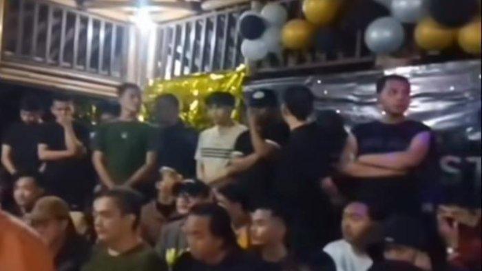PESTA GAY MEGAMENDUNG - Polisi amankan peserta pesta gay di salah satu vila di wilayah Kecamatan Megamendung, Kabupaten Bogor.