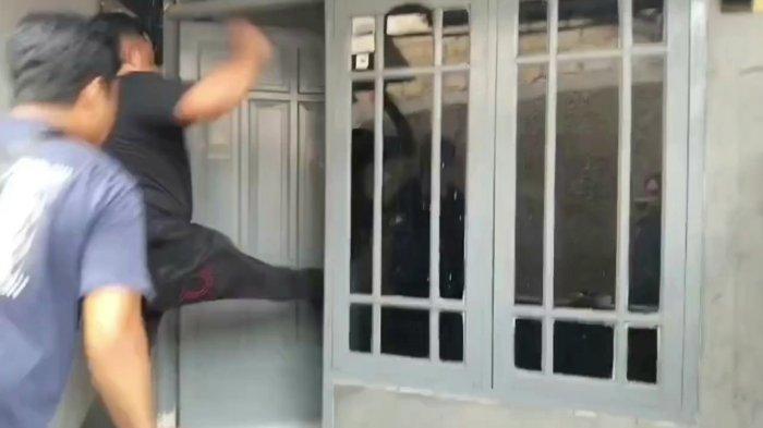 POLISI DOBRAK PINTU - Personel Subdit Resmob Polda Metro Jaya saat melakukan penangkapan terhadap M. Adi Mahyanto pada unit kontrakan disewa pelaku di Pasar Rebo, Jakarta Timur, Selasa (15/4/2025)