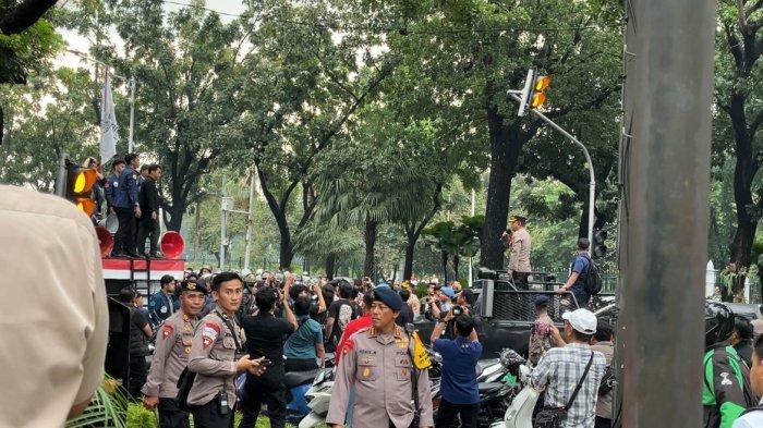 POLISI LUKA-LUKA - Aksi demo di depan Balai Kota Jakarta, Gambir, Jakarta Pusat, Rabu (21/5/2025). Sempat terjadi kericuhan hingga enam polisi luka-luka.