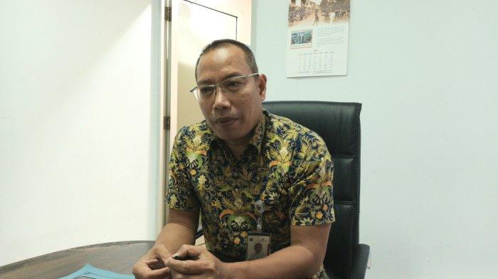 POSKO ORMAS DIBONGKAR - Manajer Pasar Induk Kramat Jati, Agus Lamun saat memberi keterangan terkait penataan lahan bekas posko Ormas, Jakarta Timur, Sabtu (17/5/2025). TRIBUNJAKARTA.COM/BIMA PUTRA