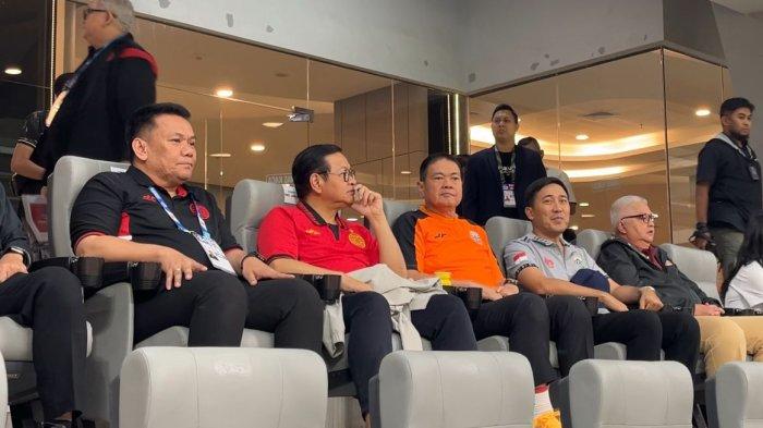 PRAM DUKUNG PERSIJA - Gubernur DKI Jakarta Pramono Anung saat menyaksikan langsung pertandingan Persija Vs Malut United di JIS, Tanjung Priok, Jakarta Utara, Jumat (23/5/2025).