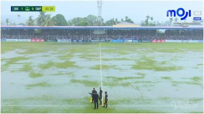 Pertandingan final leg ke-I Liga 2 2023/2024 antara PSBS Biak vs PS Semen Padang di Stadion Cendrawasih ditunda sementara, Selasa (5/3/2024). (Tangkap Layar Moji)