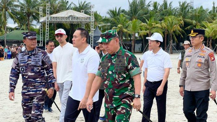 PT Pembangunan Jaya Ancol Tbk ikut berpartisipasi aktif dalam peringatan Hari Peduli Sampah Nasional (HPSN) 2025, Minggu (23/2/2025). Kegiatan ini digelar secara kolaboratif oleh Kementerian Lingkungan Hidup RI, Pemprov DKI Jakarta melalui Pemerintah Kota Administrasi Jakarta Utara, Komando Armada RI, Komando Daerah Militer Jayakarta, Kepolisian Resor Jakarta Utara serta komunitas dan elemen masyarakat di Area Pantai Carnaval Ancol, Jakarta Utara, untuk meningkatkan kesadaran masyarakat terhadap pentingnya pengelolaan sampah serta menjaga kebersihan lingkungan, khususnya di kawasan pesisir.