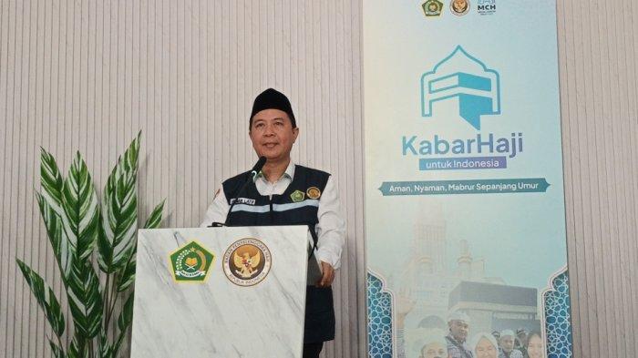 Direktur Jenderal Penyelenggara Haji dan Umrah Kementerian Agama RI, Hilman Latief saat memberi keterangan di Asrama Haji Pondok Gede, Jakarta Timur, Kamis (1/5/2025).