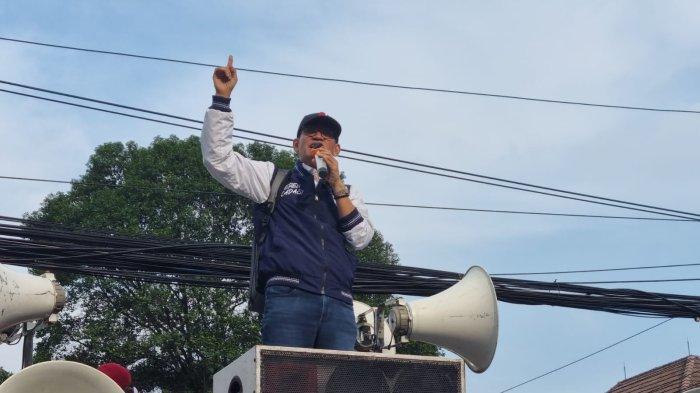 Pakar Hukum Tata Negara, Refly Harun saat orasi dalam aksi tolak hasil Pemilu curang di depan KPU RI, Senin (18/3/2024).