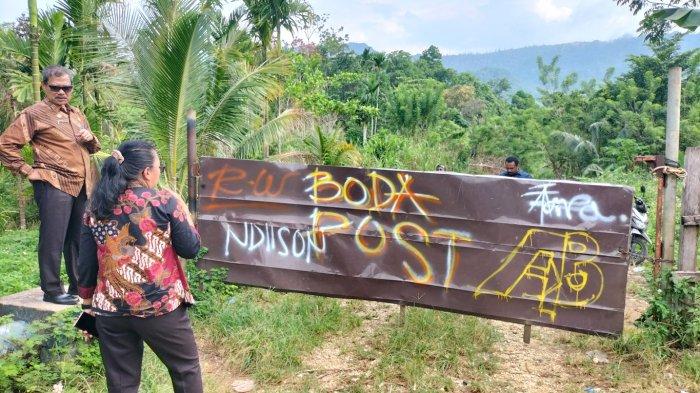 Palang perlintasan ilegal di dekat PLBN Skouw, jalur ini kerap digunakan pelintas menyelundup barang terlarang sampai jadi akses eks Gubernur Papua Lukas Enembe pelesiran ke PNG.