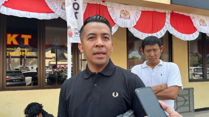 Paman korban, Faiz Rafsanjani saat memberikan keterangan pada awak media di Polres Metro Depok, Sabtu (5/8/2023).