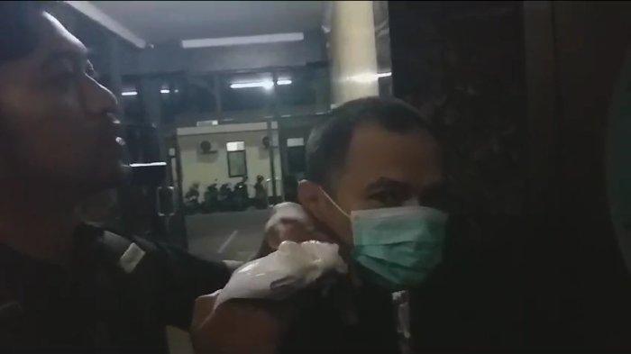 Panca Darmansyah (40), ayah yang membunuh empat anak kandungnya, digiring ke Polres Metro Jakarta Selatan, Rabu (20/12/2023) malam.