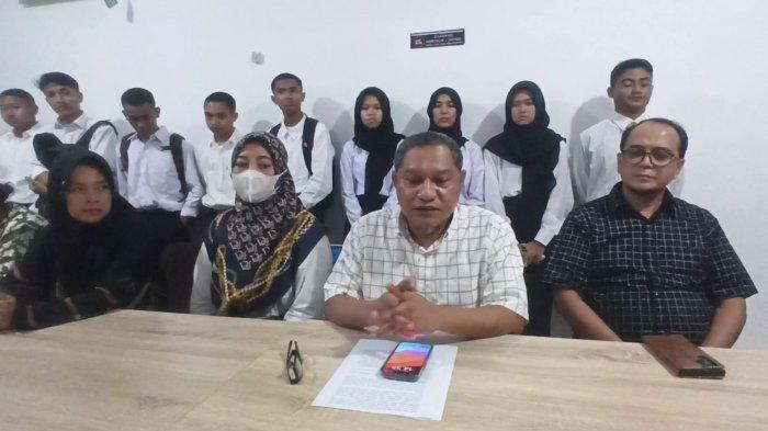 Para orang tua calon taruna STIP Jakarta memprotes keputusan Menteri Perhubungan Budi Karya Sumadi yang menutup pendaftaran STIP Jakarta tahun akademik 2024.